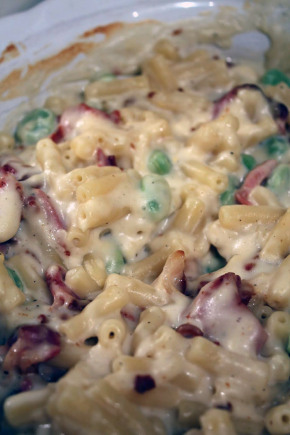 macaroni cheese in dish